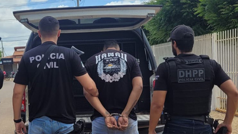   A Polícia Civil do RN prendeu Antônio Emerson, de 25 anos, nesta segunda-feira, 13, em Baraúna (RN), por suspeita de integrar uma facção criminosa responsável pelo duplo homicídio ocorrido no dia 4 de setembro de 2025, que teve como vítima o foragido de justiça Kaio Cesar Alves Vieira e Mardônio Nogueira Martins, no Assentamento Oziel, no Polo Maísa, distante 30km da zona urbana de Mossoró. O delegado Thiago Biscoli, apreendeu o celular e o encaminhou para perícia. O suspeito passou por exames de corpo delito e foi enviado para o Sistema Prisonal.