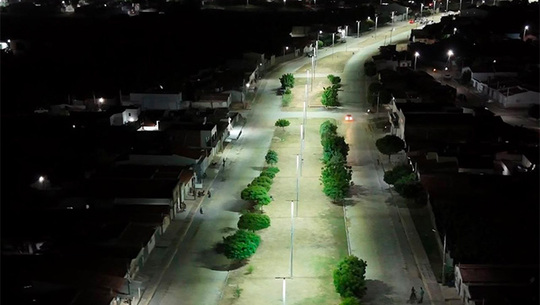   Ao todo, foram instalados 26 postes cônicos de 12 metros de altura, além de 26 suportes para luminárias e 52 luminárias de LED. O investimento total da Prefeitura de Caraúbas foi de R$ 115.848,00, reforçando o compromisso da gestão municipal com a modernização dos espaços públicos e a valorização da cidade. Com a entrega da nova iluminação, a Avenida Benjamin Constant passa a contar com uma estrutura moderna e eficiente, contribuindo para a segurança de motoristas, ciclistas e pedestres, além de fortalecer a infraestrutura urbana de Caraúbas.