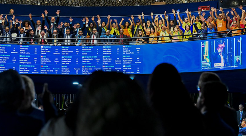   O Senado aprovou a PEC 14/21, que institui regras diferenciadas de aposentadoria para agentes comunitários de saúde e de combate às endemias, com idade mínima de 57 anos para mulheres e 60 para homens após 25 anos de atividade, em votação que seguiu para promulgação com amplo apoio. O texto, que também contempla agentes indígenas, gerou preocupação no governo devido ao impacto anual estimado em R$ 3 bilhões nas contas públicas.