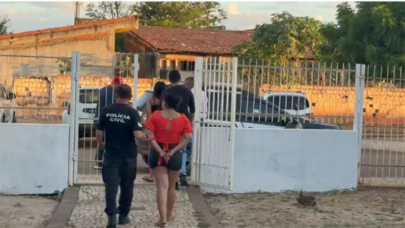   Poliana, de 21 anos, e Paulina, de 25 anos, teria tido um desentendimento com Roberta Cristina, de 21 anos. Após isto, as duas procuraram o comando da facção no município e teriam pedido que fosse ordenado a execução da inimida. A missão teria ficado a cargo de Nildo Galeguinho, que cumpriu a determinação na madrugada no dia 19 de novembro de 2025, no Centro da cidade de Baraúna-RN