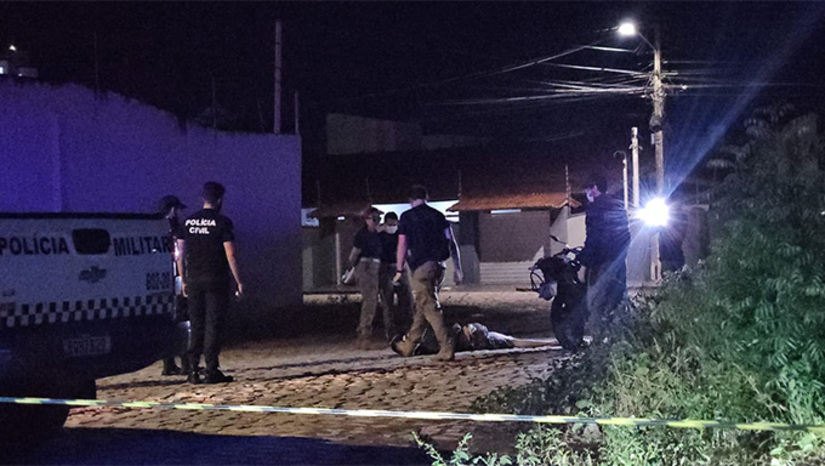   A vítima, que trafegava numa moto Broz vermelha, até o fechamento desta edição não havia sido identificada. O primeiro-sargento Fredson Medeiros relatou que a rua é pouco movimentada e apresenta baixa iluminação. Não foram encontradas câmeras de segurança que possam auxiliar na identificação dos suspeitos. O caso será investigado pela Divisão de Homicídios e Proteção a Pessoa, de Mossoró-RN.