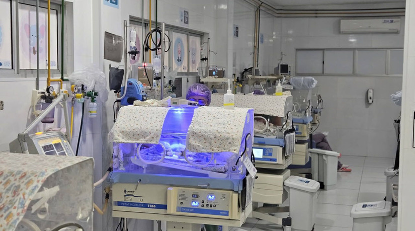   No interior do Rio Grande do Norte, o avanço silencioso de comorbidades como a infecção urinária e a hipertensão tem antecipado partos e superlotado os leitos neonatais de Mossoró. A reportagem investiga o drama de mães e recém-nascidos que enfrentam meses de internação na Maternidade Almeida Castro devido à prematuridade e ao baixo peso ao nascer. 