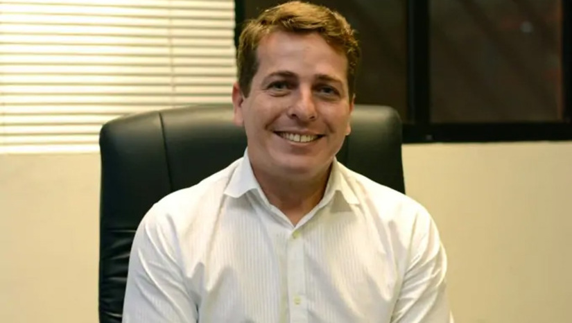   A instituição controlada por Daniel Vorcaro liberou R$ 28 milhões para Feldman poucas semanas após obter o credenciamento para operar, com exclusividade, o cartão de crédito consignado dos servidores de Mata de São João (BA). Na época, Feldman era o secretário municipal de Desenvolvimento e considerado braço operacional e faz tudo do ex-prefeito de Mata de São João e atual deputado federal João Gualberto (PSDB-BA). Tanto que foi alçado à presidência da Associação Baiana de Supermercados (Abase) com o apoio do parlamentar, fundador da rede Hiperideal, uma das maiores do Estado. Feldman também teve papel relevante na articulação da chegada do Credcesta à Bahia, o cerne do poder financeiro do Banco Master e dos sócios Daniel Vorcaro e Augusto Lima, ambos presos. Feldman e o deputado Gualberto não responderam aos contatos e demanda da Coluna por telefone.  Mais na COLUNA ESPLANADA