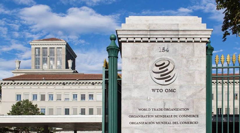   O governo brasileiro acionou a Organização Mundial do Comércio (OMC) contra os Estados Unidos para contestar duas tarifas adicionais que somam 37,5% sobre exportações, alegando incompatibilidade com normas internacionais. As medidas afetam US$ 6,6 bilhões em produtos, incluindo máquinas, calçados e madeira, representando 16,5% do total exportado pelo Brasil ao mercado norte-americano. Mais informações podem ser encontradas no portal do Ministério das Relações Exteriores.
