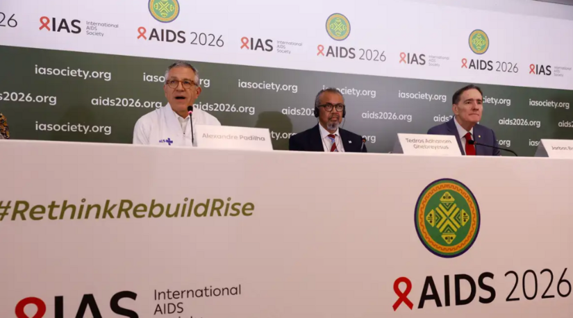   O Ministério da Saúde planeja incorporar ao SUS a PrEP injetável (carbotegravir), aplicada a cada dois meses, após negociações de preço com a farmacêutica GSK, visando aumentar a adesão à prevenção do HIV em relação à versão oral diária. A decisão prioriza o carbotegravir em detrimento do lenacapavir, cujo custo foi considerado inviável pelo governo, enquanto estudos indicam alta eficácia da nova tecnologia. Você pode acompanhar as atualizações sobre o tema no site do Ministério da Saúde. 