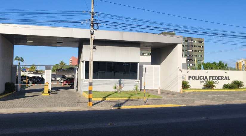   A FICCO/RN deflagrou nesta terça-feira (28) a Operação Gravata para desarticular uma organização criminosa de tráfico de drogas e lavagem de dinheiro, cumprindo cinco mandados de prisão e oito de busca em Natal, Parnamirim, Macaíba e Nísia Floresta. A investigação aponta que um líder preso transmitia ordens para fora do presídio usando duas advogadas como intermediárias, as quais foram proibidas pela Justiça de frequentar presídios. Nas buscas, foram apreendidos dinheiro, drogas, celulares — um deles escondido em uma máquina de lavar — e um veículo blindado.