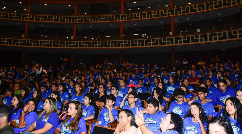  A Prefeitura de Mossoró (RN) iniciou nesta terça-feira (28) o curso de inglês para mais de 200 alunos da rede pública aprovados na primeira fase do programa de intercâmbio "De Mossoró para o Mundo". A iniciativa, que integra o plano "Mossoró Cidade Educação", tem duração de seis meses e é realizada em parceria com a Uern e a Funcitern, visando reduzir a evasão escolar e elevar os índices de aprovação. Ao fim do curso, os estudantes passarão por uma prova de proficiência no idioma, e os melhores colocados garantirão uma viagem de intercâmbio internacional prevista para janeiro de 2027.