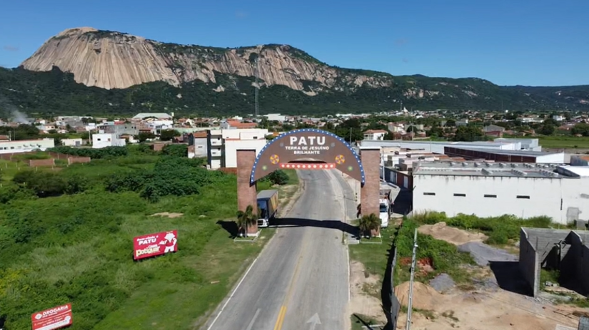   O Juizado Especial de Patu (RN) condenou o município a pagar imediatamente as aposentadorias atrasadas de novembro e dezembro de 2024 de uma servidora, com juros e correção. O juiz Valdir Maia rejeitou a justificativa de falta de verbas, afirmando que crises financeiras não autorizam o atraso de verbas alimentares e fundamentou que, por lei municipal e pela Constituição, a prefeitura é obrigada a cobrir os rombos do fundo previdenciário.