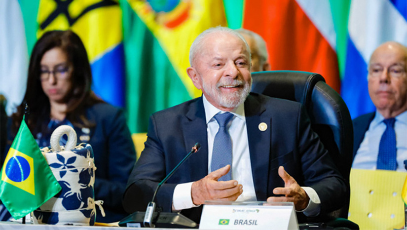   A visita do presidente da Coréia do Sul – terra da Samsung, LG e Hyundai – é uma prova recente. Além da boa relação com a Rússia, exportadora dos fertilizantes para o agronegócio brasileiro (a quem Lula evita um “a” sobre a guerra contra a Ucrânia). Na segunda-feira (27), saiu o Decreto nº 13.081, que tirou da gaveta e promulgou o Acordo de Livre Comércio entre o Mercosul e Singapura, firmado em dezembro de 2023. O ritmo endossa a prioridade na linha de comércio com a China – o maior parceiro na balança comercial do Brasil hoje – que está entrando forte aqui no setor automobilístico e serviços. Veja mais na COLUNA ESPLANADA