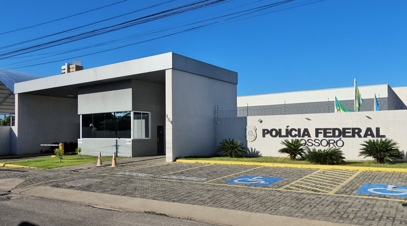   A Operação Fragmento cumpriu hoje 24 mandados de prisão e 27 de busca contra facção criminosa no RN, SP e GO. A ação interestadual mirou a comunicação entre detentos e criminosos soltos voltados ao tráfico e lavagem de dinheiro. Coordenada pela FICCO/RN, a ofensiva mobilizou polícias federais e estaduais para periciar documentos e eletrônicos apreendidos.