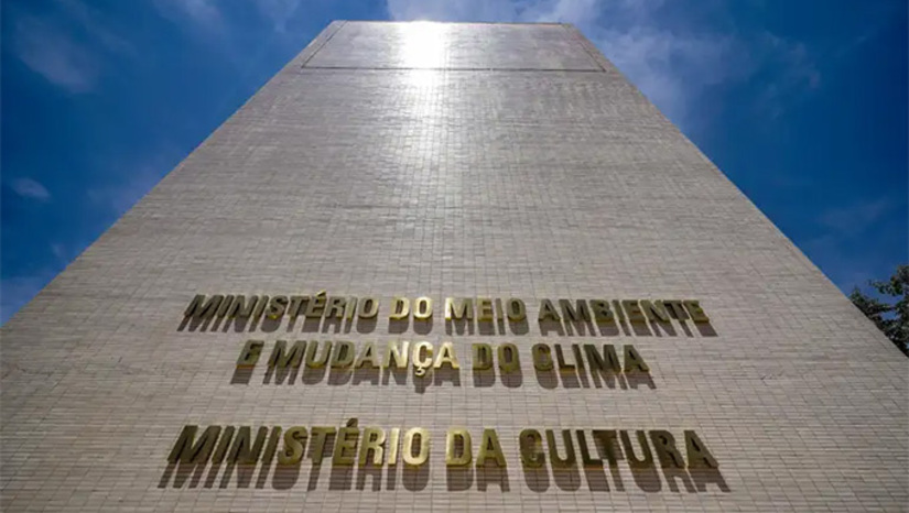   Tem recebido milhões de reais dos ministérios. Em Brasília, via Turismo, levou R$ 562.850 com “dispensa de chamamento público” para a 1ª edição do Wine Festival. Outro projeto é para o Rio de Janeiro. O MinC resolveu pagar, sem licitação ou chamamento público, R$ 6 milhões ao projeto “Cultura sobre rodas”, de “ações de formação técnica e capacitação em produção audiovisual e cinema” em 14 cidades do Estado. O INPP é tocado por Hugo Dleon Nunes Batista, que era dono da ME Alquimia Açaí e Vitaminas. Um astro, pelo visto. Não conseguimos contato por ora. 