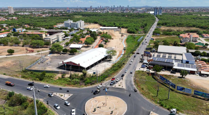   A 26ª Festa do Bode acontece de 13 a 16 de agosto em Mossoró (RN), com projeção de movimentar R$ 16,5 milhões em negócios, alta de 10% impulsionada pelas chuvas na região e pelo aumento na oferta de animais. O evento agropecuário terá suporte de crédito e renegociação de dívidas bancárias, além de sediar a exposição nacional da raça de ovinos Soinga, nativa do estado e adaptada ao semiárido. A programação inclui torneios técnicos, feira de agricultura familiar e mais de 30 shows de forró.