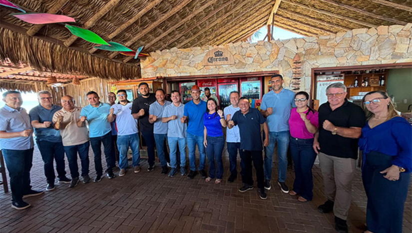  A manifestação também contou com a presença do ex-prefeito Naldinho e de integrantes da administração municipal e do grupo político local.  Ao lado da prefeita, participaram do encontro o vice-prefeito Haroldo, os vereadores Daniel, Alex Filho e Jucielson, além dos suplentes de vereador Isaías, atual secretário de Esportes, e Coronel Humberto, secretário de Tributação.  Nosso compromisso é fazer um governo municipalista, presente e que caminhe ao lado dos prefeitos para levar mais desenvolvimento e oportunidades para a população”, declarou Allyson Bezerra