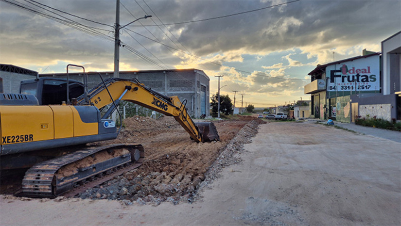   Os serviços começaram pela Rua Isaura Eufrásio de Oliveira, marcando o início de um amplo investimento que vai contemplar 18 ruas com pavimentação em piso intertravado, trazendo mais mobilidade, segurança e qualidade de vida para os moradores. "A gente inicia com os serviços de base, fazendo a primeira etapa da obra, que é a terraplanagem, a nivelação da rua. Em seguida será feita a colocação da base, a compactação e, posteriormente, a execução do piso intertravado", explicou.