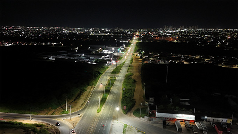   Com investimento total de R$ 14 milhões em recursos próprios, a Prefeitura Municipal está implantando iluminação especial em LED nos 17 km do Complexo Viário da Abolição, ao redor de Mossoró. O investimento é considerado fundamental pela Polícia Rodoviária Federal para aprimorar a segurança viária e garantir melhores condições de mobilidade nos principais acessos à área urbana do município