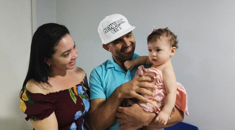  Grávidas cruzam estradas rumo a uma maternidade que se tornou a grande referência para bebês que nascem antes da hora, em Mossoró, no interior do Rio Grande do Norte. Entre o isolamento frio da UTI e o aconchego do método Canguru, as histórias de Jarydia e Josilene revelam a poesia e a dor de mães que ensinam seus filhos a respirar. Diante de gargalos na assistência à gestação, o afeto e a medicina se entrelaçam em uma corrida diária para garantir o direito de crescer.