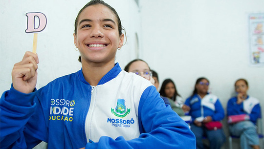   Mossoró em posição de destaque no RN.  Nos anos iniciais, Mossoró passou de 5,6, em 2023, para 6,1 em 2025, alcançando a média nacional. O resultado ficou acima da média do Rio Grande do Norte (5,5) e de Natal (4,8).  Nos anos finais, o município avançou de 4,3 para 5,0, alcançando também a média nacional. Mossoró superou a média do Estado (4,2) e a nota de Natal (3,7).