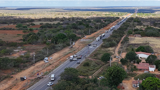   A batida frontal entre o caminhão carregado de cimento, que trafegava no sentido Mossoró-Assu, e o Logan, que trafegava no sentido contrário, aconteceu por volta do meio dia desta sexta-feira. O caminhão ficou atravessado na pista. O motorista do Logan morreu no local e a passageira foi socorrida pelo SAMU e os Bombeiros. O motorista do caminhão, Seu Cícero, sofreu ferimento na cabeça e foi medicado no local. Um engarrafamento de mais ou menos 3 km se formou nos dois sentidos da rodovia federal.