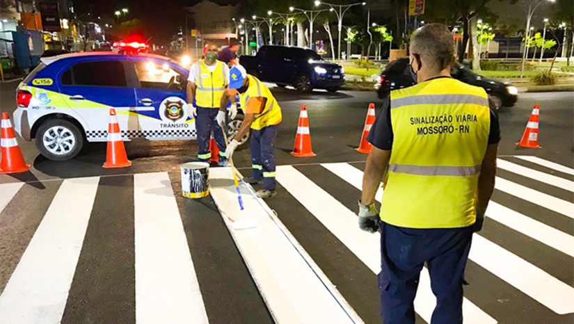   O Governo do Estado do RN deixou de repassar:  R$ 335,7 mil em dezembro;  R$ 483,3 mil em janeiro;  R$ 487 mil em fevereiro;  R$ 474,9 mil em março;  R$ 650,8 mil em abril;  R$ 631,1 mil em maio;  R$ 697,9 mil em junho;  R$ 729,9 mil em julho, recursos que são utilizados para manutenção de faixas de pedestres, video monitoramento na mobilidade urbana em geral de Mossoró. Enviamos  a questão ao Secretário Estadual de Comunicação Social, Daniel Cabral, que visualizou a mensagem no WhatsApp e ainda não se manifestou