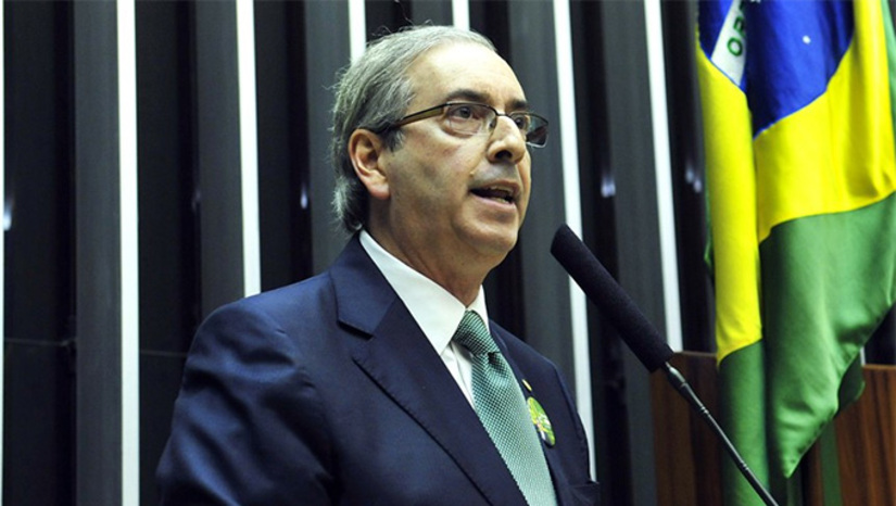   A reviravolta surpreendente do caso Cleitinho Azevedo (Rep) em Minas Gerais tem nome e sobrenome. Nos bastidores, pesou a articulação do ex-presidente da Câmara Eduardo Cunha (Rep), que vai disputar de novo para deputado federal, agora filiado ao Republicanos em Minas Gerais. Cunha teve peso na opinião do presidente do partido, Marcos Pereira, de reconsiderar a decisão de barrar a candidatura do senador ao Governo. O foco do projeto eleitoral é Gleidson Azevedo (Rep), que também disputará a Câmara e terá ajuda da legenda para ser um puxador de votos – e, assim, Cunha também “pega carona” no voto de legenda. A estimativa do Republicanos é que, com ajuda do irmão gêmeo candidato ao Governo, Gleidson – ex-prefeito bem avaliado de Divinópolis – seja um dos campeões de votos no Estado e eleja mais cinco federais na esteira. Eduardo Cunha já fechou alianças com dezenas de deputados estaduais que vão à reeleição e tem dito que terá votos em todas, ele repete, todas as cidades de Minas. Veja mais, na COLUNA ESPLANADA