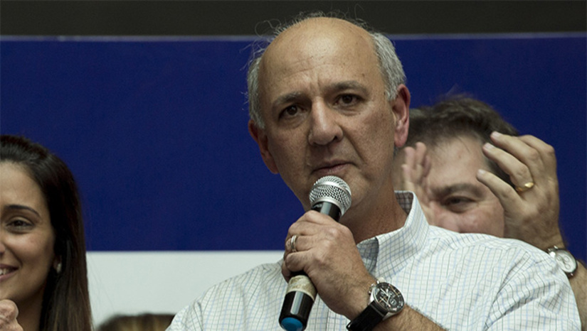   Foi tensa, para não citar quase um UFC, há dias a reunião em que José Roberto Arruda (PSD) anunciou para o aliado Gim Argello que o filho do ex-senador, o jovem Jorge Argello (Avante), não seria mais o vice na chapa que disputará o Governo do DF. Socos na mesa, vozes alteradas e quase às vias de fato. Gim acreditava que o herdeiro teria sua estreia, mas Arruda optou pelo experiente Luiz Pitiman (PSD), ex-deputado e que já disputou o GDF em 2014. Veja mais, na COLUNA ESPLANADA