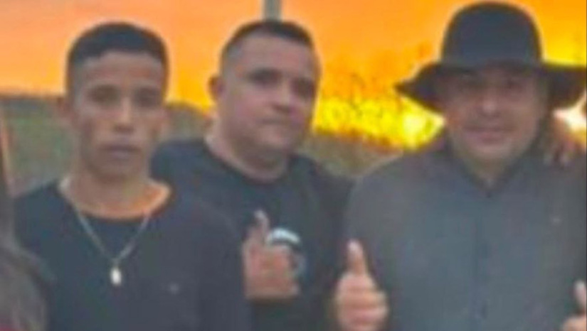   Ex-vereador Pato Choco (chapeu), de Serrinha dos Pintos-RN, teria mando os pistoleiros Sorato (ao centro), de Mossoró, e Edinaldo (á esquerda), do Pernambuco, matar o bioquímico Diogo Oliveira de Melo, de 36 anos, no dia 4 de agosto de 2023, em Serrinha dos Pintos. Devido a influência do mandante e dos dois pistoleiros na região de Martins, o processo foi desaforado para julgamento no Fórum Municipal Miguel Seabra Fagundes, de Natal, no próximo dia 17.