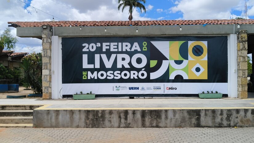   A Uern sedia, entre 12 e 14 de agosto no campus de Mossoró, a 20ª Feira do Livro de Mossoró com entrada franca. O evento promove debates, lançamentos e apresentações culturais, com destaque para a participação de novos autores no Palco das Letras. A editora da instituição marca presença com um estande interativo e a realização de rodas de conversa sobre ciência e a região do semiárido. Escritores convidados ressaltam o papel fundamental da universidade pública em aproximar a comunidade e democratizar o acesso à literatura.