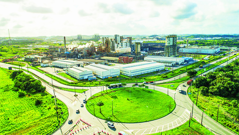   A J&F planeja construir um terminal de gás natural liquefeito (GNL) e uma usina termelétrica de grande porte na região do Porto de Suape, em Pernambuco. O projeto terá uma operação integrada, reunindo o recebimento do gás importado por navios, a regaseificação e a geração de energia na mesma região. É um negócio de vários bilhões de reais em investimento. O empreendimento será desenvolvido pela Âmbar Energia, empresa do grupo que atualmente possui 59 unidades de geração e 6,3 GW de potência instalada, com forte atuação em gás natural. Procurada, a Âmbar não respondeu. Mais, na COLUNA ESPLANADA