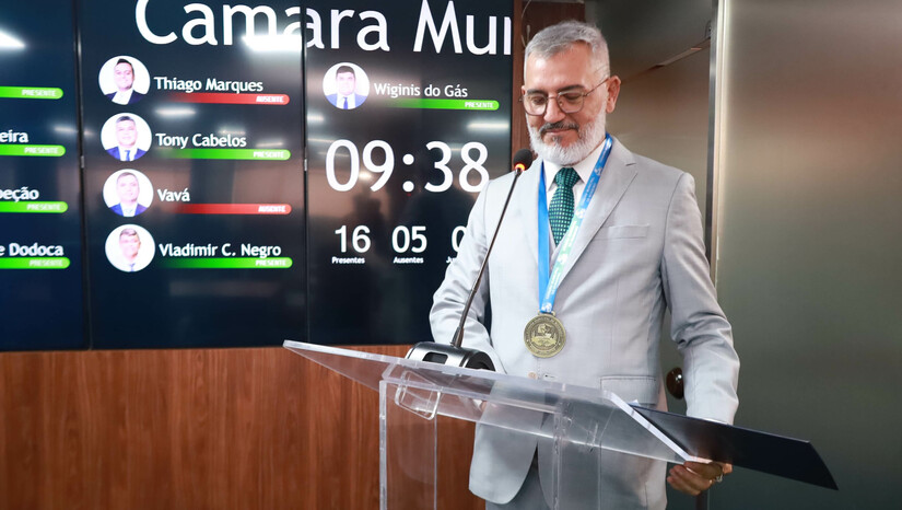   A Câmara de Mossoró homenageou o juiz do Trabalho Magno Kleiber Maia com a Medalha do Mérito da Justiça nesta quarta-feira (12). A honraria, proposta pelo vereador Jailson Nogueira, reconhece a ética e os relevantes serviços prestados pelo magistrado à sociedade local. Em seu discurso, o juiz relembrou sua trajetória na cidade e destacou o valor da Uern e da educação pública em sua formação. Atualmente, ele é titular da 2ª Vara do Trabalho e atua na coordenação do Centro Judiciário de Solução de Conflitos.