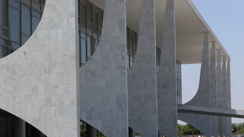   O governo federal iniciou um processo formal para avaliar se responderá às tarifas unilaterais dos Estados Unidos com base na Lei da Reciprocidade Econômica. A medida busca analisar se as taxas norte-americanas, que atingem cerca de US$ 6,6 bilhões em exportações brasileiras, justificam a adoção de contra-tarifas ou restrições comerciais.