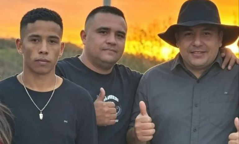   O ex-vereador Márcio Ferreira de Aquino, o "Pato Choco" (45 anos, de chapéu), o mossoroense Sorato de Sousa Ferreira (35 anos, ao centro) e o pernambucano Ednaldo da Silva Ferreira (23 anos) foram absolvidos da acusação de tentativa de homicídio qualificado contra o PM Diego Oliveira de Melo, de 36 anos. O crime aconteceu em 4 de agosto de 2023. Inicialmente previsto para Martins, o julgamento pelo Tribunal do Júri Popular foi realizado nesta segunda-feira (17), no Fórum Municipal Desembargador Miguel Seabra Fagundes, em Natal. A acusação informou que não recorrerá da decisão.