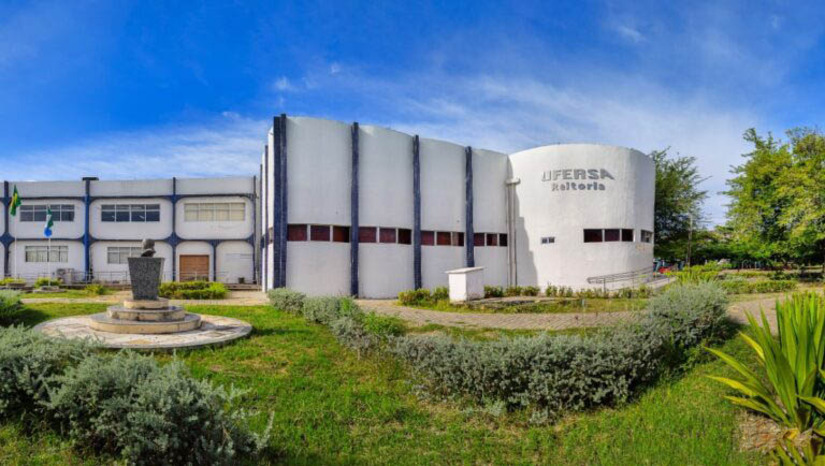   A Universidade Federal Rural do Semi-Árido (UFERSA) ofertará 10 novos cursos de graduação e 320 vagas, distribuídas entre os campi de Mossoró, Angicos, Caraúbas e Pau dos Ferros através do Programa Universidades Transformadoras do MEC. A expansão reforça a interiorização do ensino no Rio Grande do Norte, com foco em áreas inovadoras e inclusivas, incluindo Inteligência Artificial, Fonoaudiologia, Terapia Ocupacional e Pedagogia Bilíngue.