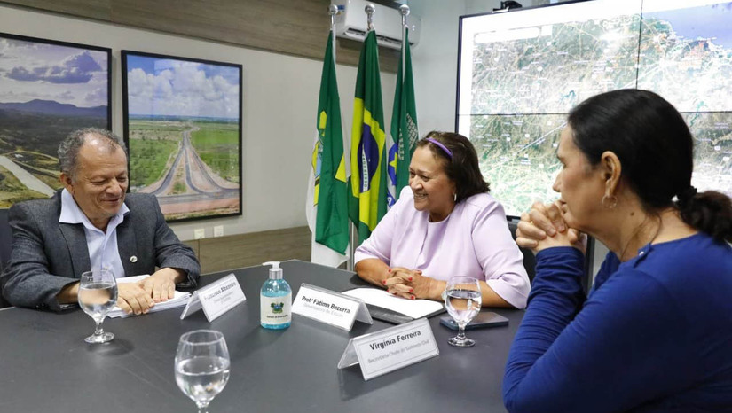   Com o objetivo de baratear o frete no Nordeste, o projeto para incluir o Rio Grande do Norte na malha da Ferrovia Transnordestina ganhou um novo passo técnico. O plano do governo potiguar e da Sudene quer levar os trilhos nacionais até Mossoró e o futuro Porto-Indústria Verde, facilitando a saída de cargas de energia limpa, grãos, sal e calcário. O investimento promete impulsionar a economia local e prevê, a longo prazo, o transporte de passageiros entre as cidades vizinhas.