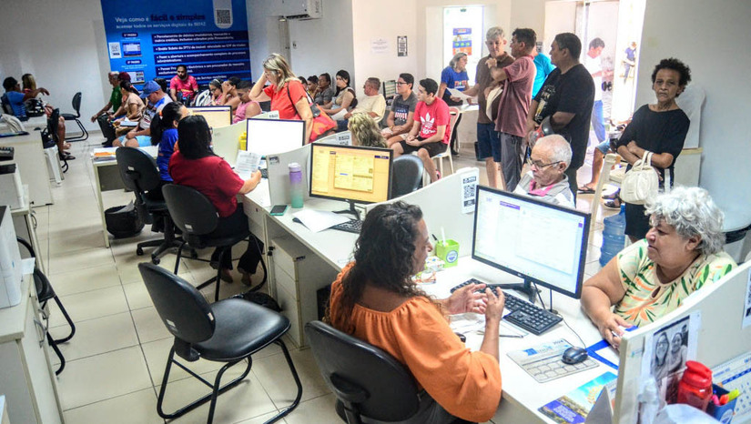   O contribuinte de Mossoró tem até as 17h desta segunda-feira (24 de agosto) para aderir ao REFIS 2026 e regularizar suas dívidas municipais (como IPTU e ISS) vencidas até o fim de 2025. O programa da Secretaria da Fazenda oferece um excelente desconto de 99% em juros e multas para quem pagar à vista. Também é possível parcelar o valor em até 84 vezes, com descontos progressivos que variam de 95% a 20% dependendo do prazo escolhido.