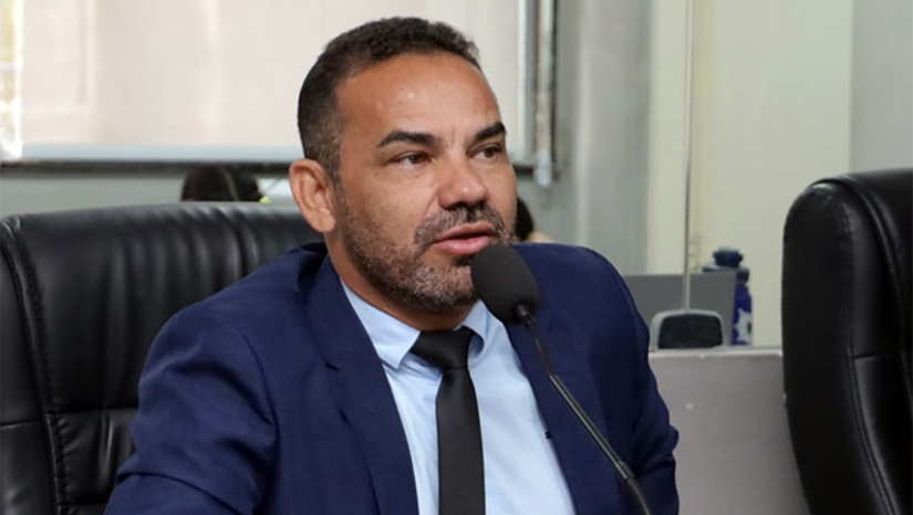   o vereador Alex do Frango lembrou que a reestruturação das escolas do municípío de Mossoró a implantação de incentivo ao ensino e também do aprendizado, que resultou em ótimos resultados no IDEB, é fruto do trabalho do executivo em parceria com o Legislativo. Ele observa que foi o Poder Legisltiva que aprovou os projetos para que o Executivo executasse em benefício da comunidade escolar. Destaca a importância desta parceria, que resulta em benefício em prol do cidadão.