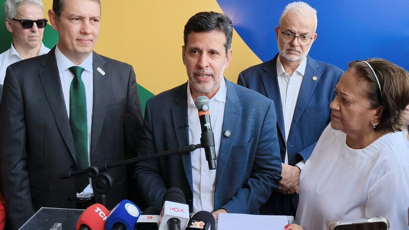   O ministro da Educação, Leonardo Marchini, inaugurou novas instalações educacionais em Mossoró (RN) ao lado da governadora Fátima Bezerra. Os discursos focaram na democratização do ensino superior e criticaram gestões federais anteriores. O encontro na Ufersa e na 12ª Direc reforçou o compromisso com o ensino integral.