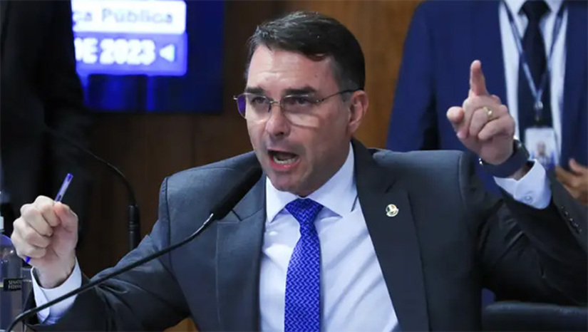   O staff palaciano e de campanha do presidente Lula da Silva (PT) está surpreso com o crescimento de Flávio Bolsonaro (PL), seu adversário direto na disputa para a Presidência da República. As pesquisas revelam o óbvio, que só os petistas ainda não entenderam: Lula deve investir mais em vídeos espontâneos nas redes sociais – a nova grande ferramenta de mídia além do horário eleitoral nas TVs –, o que Flávio já faz com mais habilidade. E o descoberto nas qualitativas: não é Flávio que está crescendo, ele chegou ao teto; são Lula e o PT quem estão desgastados. O desafio do presidente é achar um novo discurso em vez de bater no filho Zero Um de Jair Bolsonaro.  Veja mais na COLUNA ESPLANADA