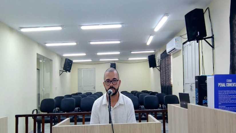   O padeiro Valekson de Souza Menezes foi condenado a mais de 11 anos de prisão em regime fechado pelo assassinato de Carlos Lacerda de Oliveira Júnior, ocorrido em 2024. No julgamento em Jucurutu (RN), a promotora Beatriz Azevedo de Oliveira demonstrou que o crime foi motivado por uma guerra entre facções rivais. A vítima teria sido alvo de uma armadilha na rua e, antes de falecer no hospital, revelou a identidade do atirador aos policiais.