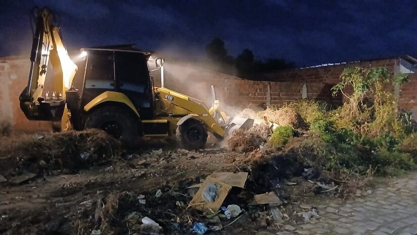   A Prefeitura ampliou de quatro para sete o número de equipes de limpeza, totalizando 70 garis que se revezam para limpar a cidade durante as 24 horas do dia. O município também estendeu o horário do maquinário pesado, com 15 caçambas e cinco retroescavadeiras que agora trabalham das 7h às 23h.