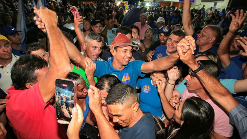   Neste domingo, 30, o candidato a governadora Allyson Bezerra A “Caravana do Azulão” percorreu nove municípios do Oeste potiguar neste domingo (30): Rafael Godeiro, Almino Afonso, Lucrécia, Frutuoso Gomes, João Dias, Antônio Martins, Serrinha dos Pintos, Martins e Caraúbas. Nestas cidades, falou em políticas publicas para o pequeno crescer e desenvolver o estado. Nesta segunda-feira, 31, o candidato volta a pedir votos em Mossoró-RN. Vai percorrer cinco bairros do Grande Alto São Manoel. Semana passada pediu votos a Oeste do Centro da cidade. 