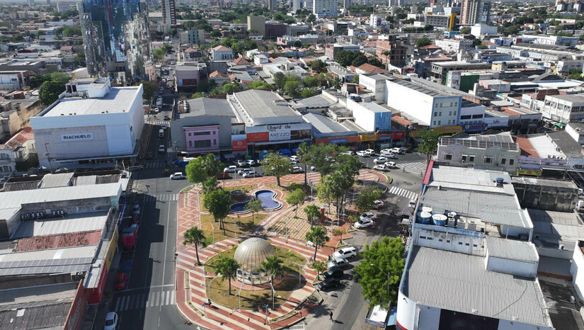   Enquanto a capital encolhe e o estado perde 8,5 mil habitantes, segunda maior cidade amplia população; Parnamirim desponta como concorrente direta no ranking populacional. O avanço mossoroense consolida a força econômica do interior, mas a rápida expansão da região metropolitana acirra a disputa pela vice-liderança demográfica.