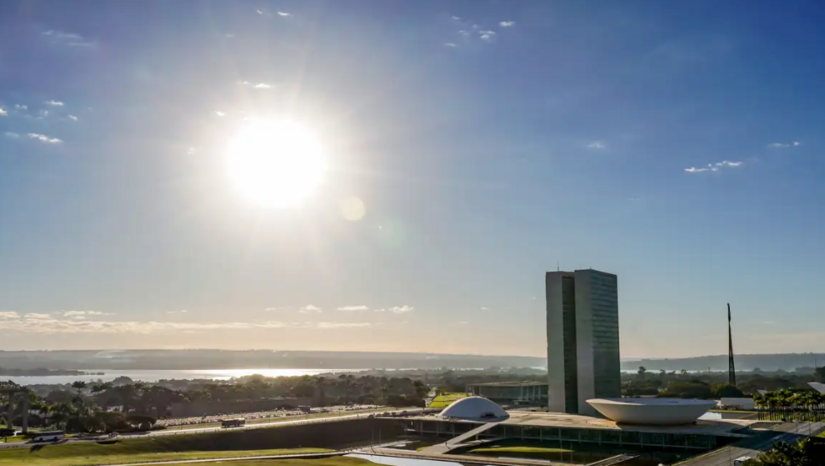   O projeto da Lei Orçamentária Anual de 2027 reserva R$ 44,8 bilhões para emendas parlamentares impositivas, montante que supera o ano anterior e pode crescer ainda mais no Legislativo com o acréscimo de até R$ 12,9 bilhões em emendas de comissão. Essa destinação recorde reduz os recursos disponíveis para investimentos e despesas discricionárias do governo federal, afetando diretamente áreas como infraestrutura, bolsas de pesquisa e serviços públicos essenciais.