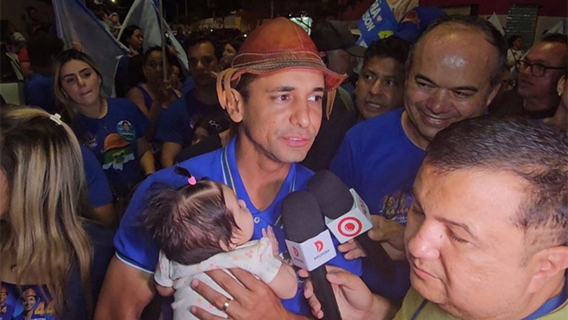   Durante ato de campanha no Grande Alto de São Manoel, em Mossoró, o candidato a governador Allyson Bezerra criticou a atual situação da saúde pública. Questionado sobre soluções para a rede estadual, Allyson declarou que a maioria dos hospitais regionais não funciona na prática.  Ele pontuou a falta de UTI pediátrica em Pau dos Ferros, a ausência de cateterismo em Caicó e a falta de sala de parto em João Câmara, fatores que sobrecarregam os hospitais Tarcísio Maia (Mossoró) e Walfredo Gurgel (Natal). O candidato comprometeu-se a estruturar as unidades do interior para evitar o colapso dos grandes centros de saúde.