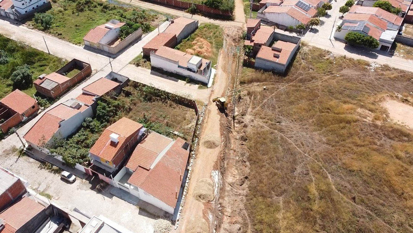   Com investimento de R$ 500 mil, o município de Apodi (RN) começou a calçar seis ruas com paralelepípedos no bairro Bacurau I, totalizando uma área de 6.000 m² nesta fase inicial. O projeto de infraestrutura viária é fruto de uma parceria com a Câmara Municipal e compõe um plano de três etapas orçado em R$ 1,5 milhão.