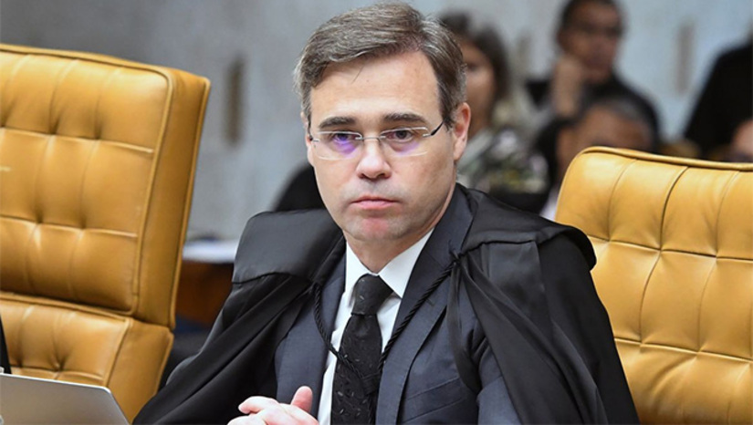   A reportagem do ICL trouxe mensagens e áudios que revelam uma articulação para reunir Vorcaro e Mendonça. Em um dos contatos, o advogado que articulou esse encontro diz ao banqueiro que estava “trabalhando” para ele e que iria levar o ministro a uma alfaiataria. E mandou uma foto junto com Mendonça.  Segundo a reportagem, em outro áudio, o advogado diz que Mendonça queria receber Daniel Vorcaro e que já sabia da situação do Master.
