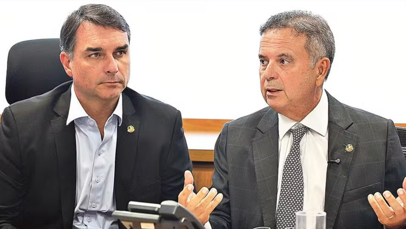   A base governista no Senado adiou a votação da PEC do fim da escala 6x1 para após o primeiro turno das eleições, em outubro, devido à falta de segurança sobre os 49 votos necessários. O adiamento decorreu de uma ação coordenada da oposição liderada pelos senadores Flávio Bolsonaro e Rogério Marinho, que esvaziou o plenário e inviabilizou a apreciação. O presidente da Casa, Davi Alcolumbre, concordou com a prudência de evitar uma provável derrota, já que as estimativas do governo não garantiam margem segura. Enquanto o projeto propõe jornada de 40 horas, a oposição resiste e defende alternativas baseadas no pagamento por hora trabalhada.
