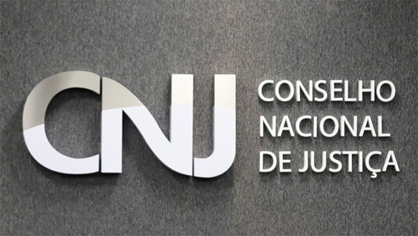   Ministro do STF Edson Fachin, presidente. Ministros do STJ Benedito Gonçalves e Mauro Campbell, Corregedores. Ronaldo Araújo Pedro na Ouvidoria. Conselheiros: Kátia Arruda, Jaceguara Dantas da Silva, Andréa Cunha Esmeraldo, Paulo Régis Botelho, Fabio Francisco Esteves, Ilan Presser, Noemia Porto, Silvio Amorim Júnior, Carlos Vinícius Alves Ribeiro, Marcello Terto, Ulisses Rabaneda, Daiane Nogueira de Lira, Rodrigo Badaró. Essa é a turma do Conselho Nacional de Justiça (CNJ) responsável por analisar e julgar a conduta de juízes e ministros de altas Cortes, e que até agora não soltou um “a” a respeito do publicizado potencial conflito de interesses entre Alexandre de Moraes, ministro do STF, e o banqueiro Daniel Vorcaro, cujos vínculos entre eles foi pela advogada Viviane Barci. Apesar desse aparato todo, o CNJ avisa que o STF "não está sujeito aos procedimentos de sua competência". Mas não se trata aqui da instituição: e a pessoa do ministro e seus atos? E segue a blindagem. Veja MAIS NA COLUNA ESPLANADA