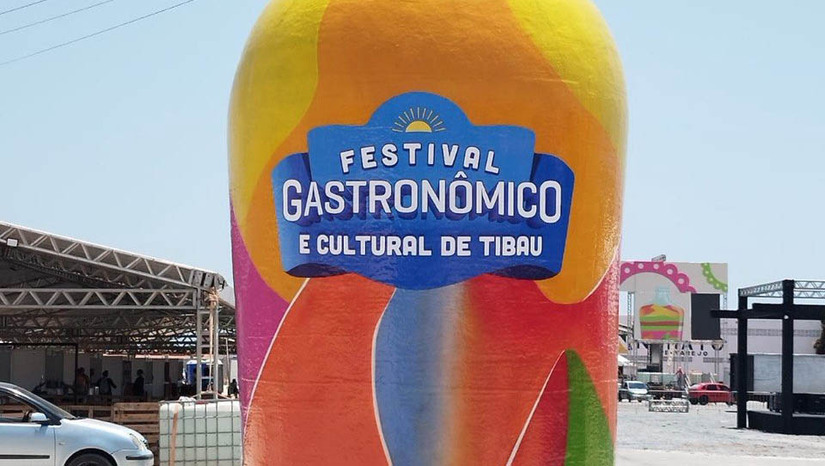   O 5º Festival Gastronômico e Cultural de Tibau começa nesta sexta-feira (4), às 18h, unindo culinária e shows de nomes como Solange Almeida e Waldonys para atrair turistas fora da alta temporada. O evento busca movimentar o balneário potiguar conhecido por uma excentricidade demográfica: segundo o IBGE, a cidade possui mais domicílios do que habitantes residentes.
