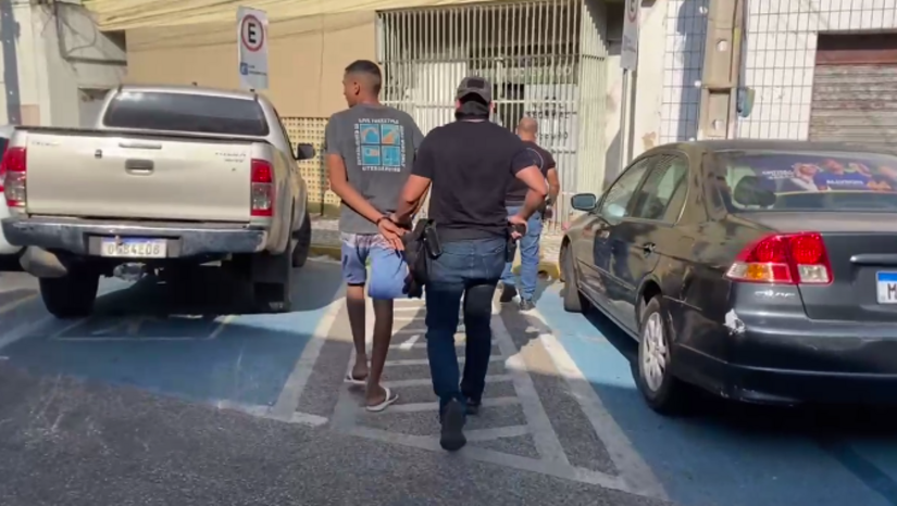  Apontado como peça-chave na articulação de uma facção local, Victor Cauã Aquino de Oliveira, 22, foi preso preventivamente pela Polícia Civil em Mossoró. A captura foi determinada pela Unidade Judiciária de Delitos de Organizações Criminosas do TJRN após investigações da Denarc apontarem a alta periculosidade do suspeito. Ele já havia sido detido em junho por tráfico e porte de pistola 9mm de uso restrito, após um flagrante inusitado envolvendo um pássaro silvestre, mas ganhou a liberdade provisória dias depois.