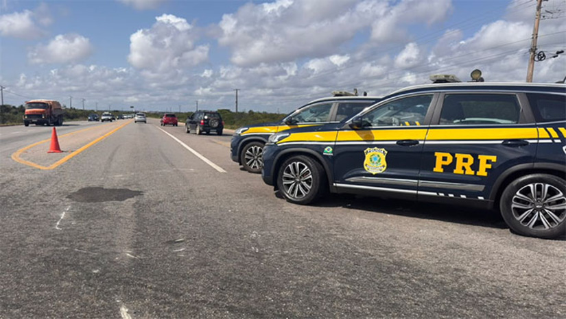   PRF prende motorista por embriaguez após sinistro com morte em Assú/RN. O sinistro tipo colisão traseira ocorreu por volta das 4h30, no km 114 da BR-304, e envolveu um automóvel VW/Polo Sedan 1.6 e uma motocicleta I/Shineray XY 50 Q.  O condutor do automóvel, de 33 anos, e a passageira do veículo, de 28 anos, sofreram lesões leves. O condutor da motocicleta, de 19 anos, não resistiu aos ferimentos e morreu no local.